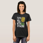 Play Well With Others Up Side Down Pineapple Quote T-Shirt (Vorne ganz)