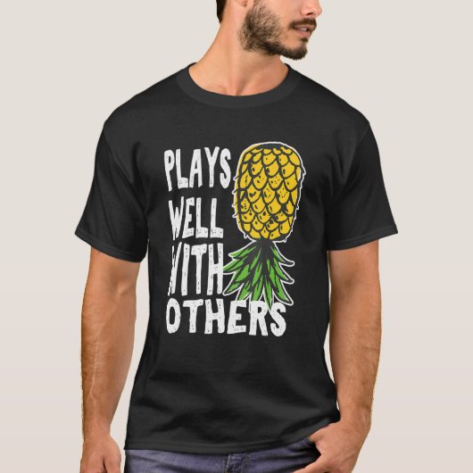 Play Well With Others Up Side Down Pineapple Quote T-Shirt (Vorderseite)