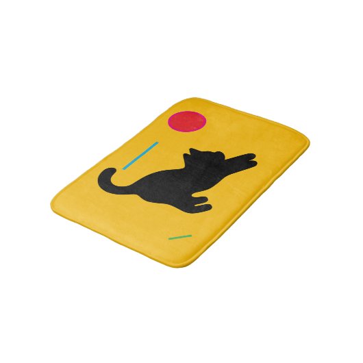 Playful Black Cat on Yellow Bath Mat Badematte (Schrägansicht)