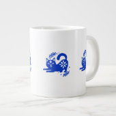 Playful Blue Cat Jumbo Coffee Mug – CozyBun Jumbo-Tasse (Vorderseite Rechts)