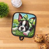 Playful Boston Terrier Puppy mit Green Bow Topflappen (Oben Unten)