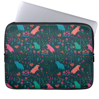 Playful Capybara in the Forest – Tropical Seamless Laptopschutzhülle