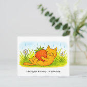 Playful Cartoon Cat Hugging Big Strawberry Postkarte (Stehend Vorderseite)