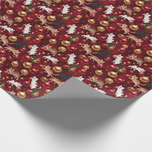 Playful Cats with Shiny Christmas Ornaments Geschenkpapier (Ecke)