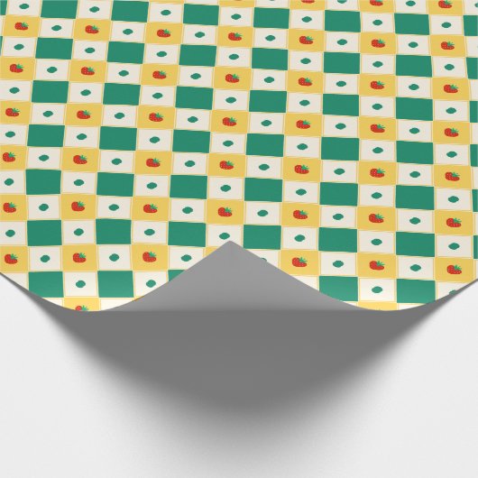 Playful Diamond Strawberry Pattern Geschenkpapier (Ecke)
