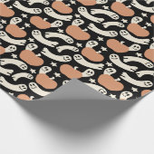 Playful Ghosts and Pumpkins on Black – Halloween R Geschenkpapier (Ecke)