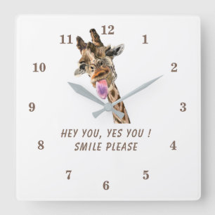Playful Giraffe Tongue Out Wall Clock Custom Text Quadratische Wanduhr