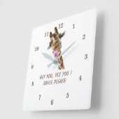 Playful Giraffe Tongue Out Wall Clock Custom Text Quadratische Wanduhr (Winkel)