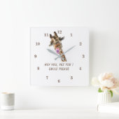 Playful Giraffe Tongue Out Wall Clock Custom Text Quadratische Wanduhr (Zuhause)