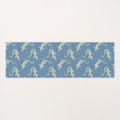 Playful Green Alligator Paisley on Blue Yogamatte (Rückseite (Horizontal))