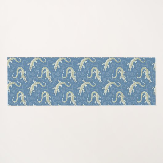 Playful Green Alligator Paisley on Blue Yogamatte (Rückseite (Horizontal))