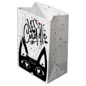 Playful Let's Cuddle skandinavische schwarze Katze Mittlere Geschenktüte (Rückseite Schrägansicht)