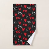 Playful Red & Black XO Heart Pattern on Black Badhandtuch Set (Handtuch)