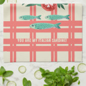 Playful Sardines Olive Oil Coral Kitchdesign Geschirrtuch (Gefaltet)