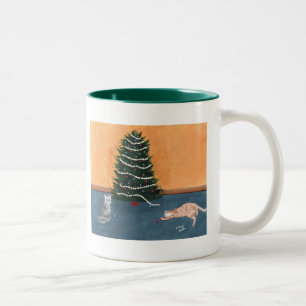 Playful Weihnachtskatzen durch die Baum Tasse