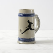 Playing soccer graphic black bierglas (VorderseiteRechts)