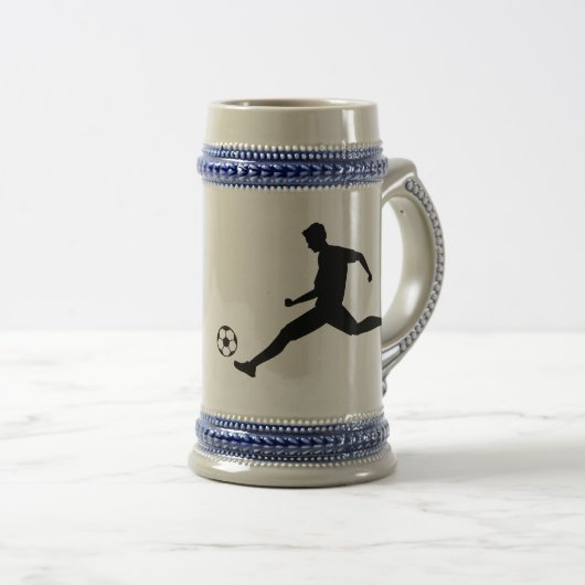 Playing soccer graphic black bierglas (VorderseiteRechts)