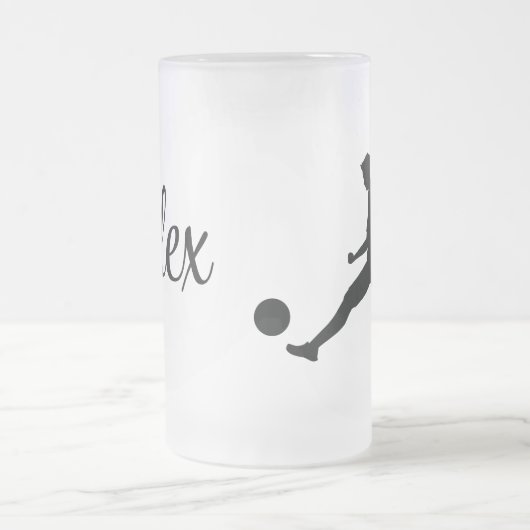 Playing soccer graphic black mattglas bierglas (Mittel)