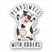 Plays gut mit Udders Funny Cow Puff Aufkleber (Vorderseite)