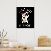 Plays gut mit Udders Funny Kuh Puff Dark BG Poster (Küche)