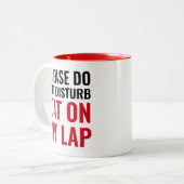 Please Do Not Disturb, Cat On My Lap Funny Cat Zweifarbige Tasse (Vorderseite Links)