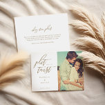 Plot-Drehung Moderne Minimale Kalligraphie & Foto Save The Date<br><div class="desc">Manchmal ändern sich die Dinge. Aktualisieren Sie Ihre Hochzeitsgäste mit Ihrem neuen Hochzeitstag mit unserer modernen Save the Date-Karte. Das Design zeichnet sich durch ein einfaches und modernes Layout mit einem Foto-Platzhalter aus. "Plot Drehung" in der modernen Kalligraphie. Personalisieren Sie mit dem Namen des Paares, dem Hochzeitsdatum und der Lage....</div>