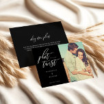 Plot-Drehung Moderne Minimale Kalligraphie & Foto Save The Date<br><div class="desc">Manchmal ändern sich die Dinge. Aktualisieren Sie Ihre Hochzeitsgäste mit Ihrem neuen Hochzeitstag mit unserer modernen Save the Date-Karte. Das Design zeichnet sich durch ein einfaches und modernes Layout mit einem Foto-Platzhalter aus. "Plot Drehung" in der modernen Kalligraphie. Personalisieren Sie mit dem Namen des Paares, dem Hochzeitsdatum und der Lage....</div>