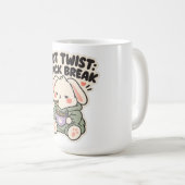 Plot Twist Snack Pause Kuschel-Nudel-Hase Kaffeetasse (VorderseiteRechts)