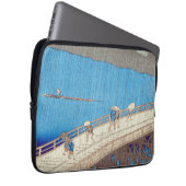 Plötzlicher Regenschauer über der Atake-Brücke, Ut Laptopschutzhülle (Vorne Rechts)
