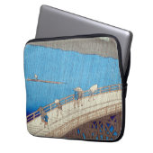 Plötzlicher Regenschauer über der Atake-Brücke, Ut Laptopschutzhülle (Vorderseite Links)