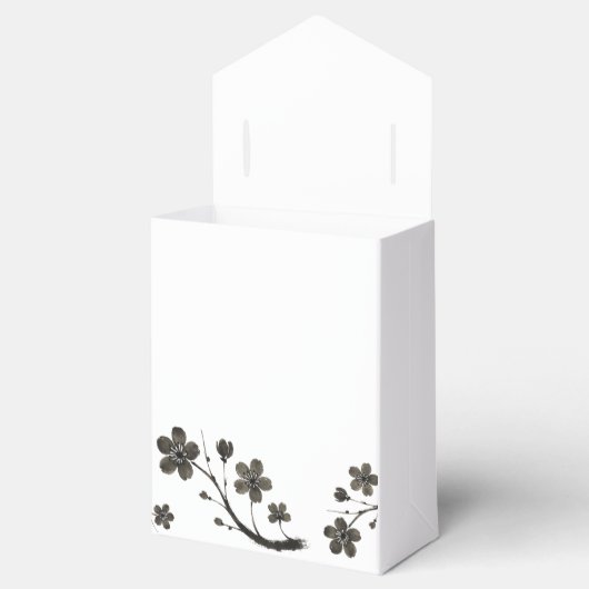 Plum Blossom Line Art - Botanisches Design auf Geschenkschachtel (Geöffnet)