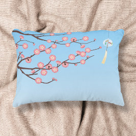 Plum Blossom und Glass Wind Chime auf Light Blue Dekokissen