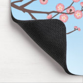 Plum Blossom und Glass Wind Chime auf Light Blue Mousepad (Ecke)