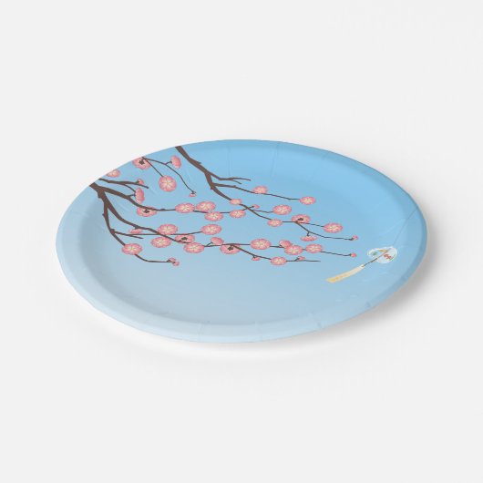 Plum Blossom und Glass Wind Chime auf Light Blue Pappteller (Schrägansicht)