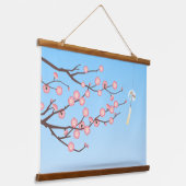 Plum Blossom und Glass Wind Chime auf Light Blue Wandteppich Mit Holzrahmen (Gewinkelt)
