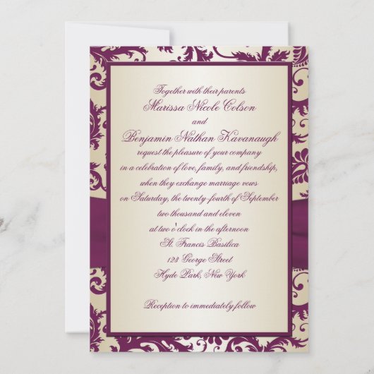 Plum Damask mit DRUCKTE Ribbon Wedite Einladung (Rückseite)