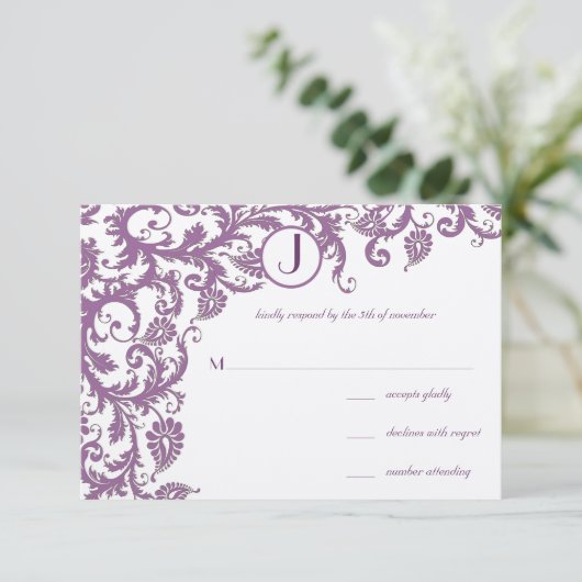 Plum Damask Monogram Wedding Einladung (Stehend Vorderseite)