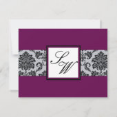 Plum Damask Monogram Wedding RSVP Karte (Rückseite)