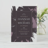 Plum Eggplant Abstrakte Blumenhochzeit Einladung (Stehend Vorderseite)