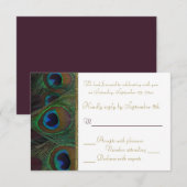 Plum, Gold Peacock Feathers RSVP Card Karte (Vorne/Hinten)