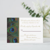 Plum, Gold Peacock Feathers RSVP Card Karte (Stehend Vorderseite)