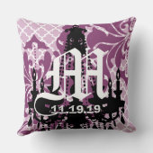 Plum Lila Chandelier Monogram mit Hochzeitdatum Kissen (Rückseite)