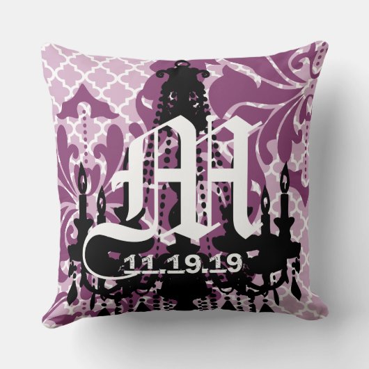 Plum Lila Chandelier Monogram mit Hochzeitdatum Kissen (Rückseite)