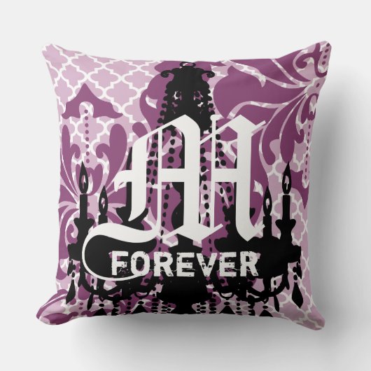 Plum Lila Chandelier Monogram mit Hochzeitdatum Kissen (Vorderseite)