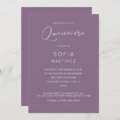 Plum Lila MOD Calligraphy Quinceanera Einladung (Vorne/Hinten)