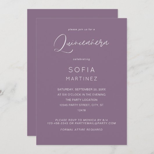 Plum Lila MOD Calligraphy Quinceanera Einladung (Vorne/Hinten)