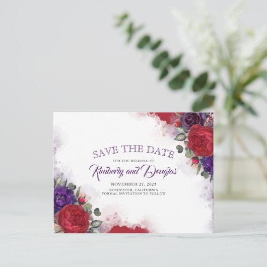 Plum Lila und Burgund Rote Flora Save the Date Ankündigungspostkarte (Stehend Vorderseite)