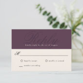 Plum Modern Elegant Minimal Monogram UAWG RSVP Karte (Stehend Vorderseite)