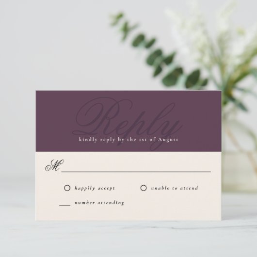 Plum Modern Elegant Minimal Monogram UAWG RSVP Karte (Stehend Vorderseite)