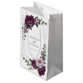 Plum Peonies Floral Hotel Wedding Gift Bag Kleine Geschenktüte (Vorderseite Schrägansicht)